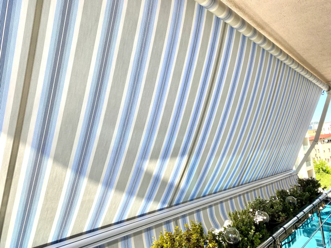 copertina retractabilă model loggia montată la balcon