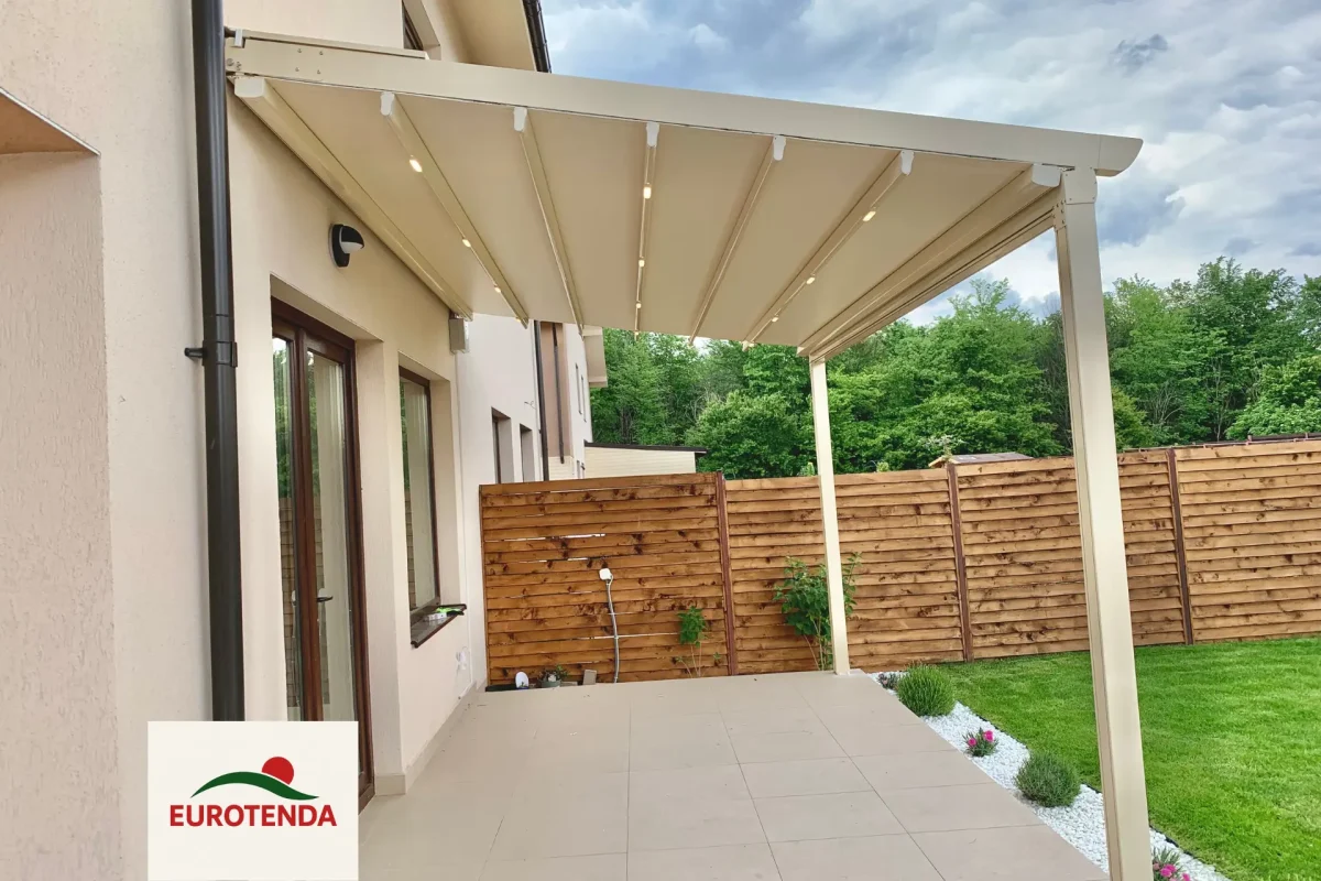 pergola bioclimatica retractabila cu iluminare LED montata pe terasa eurotenda