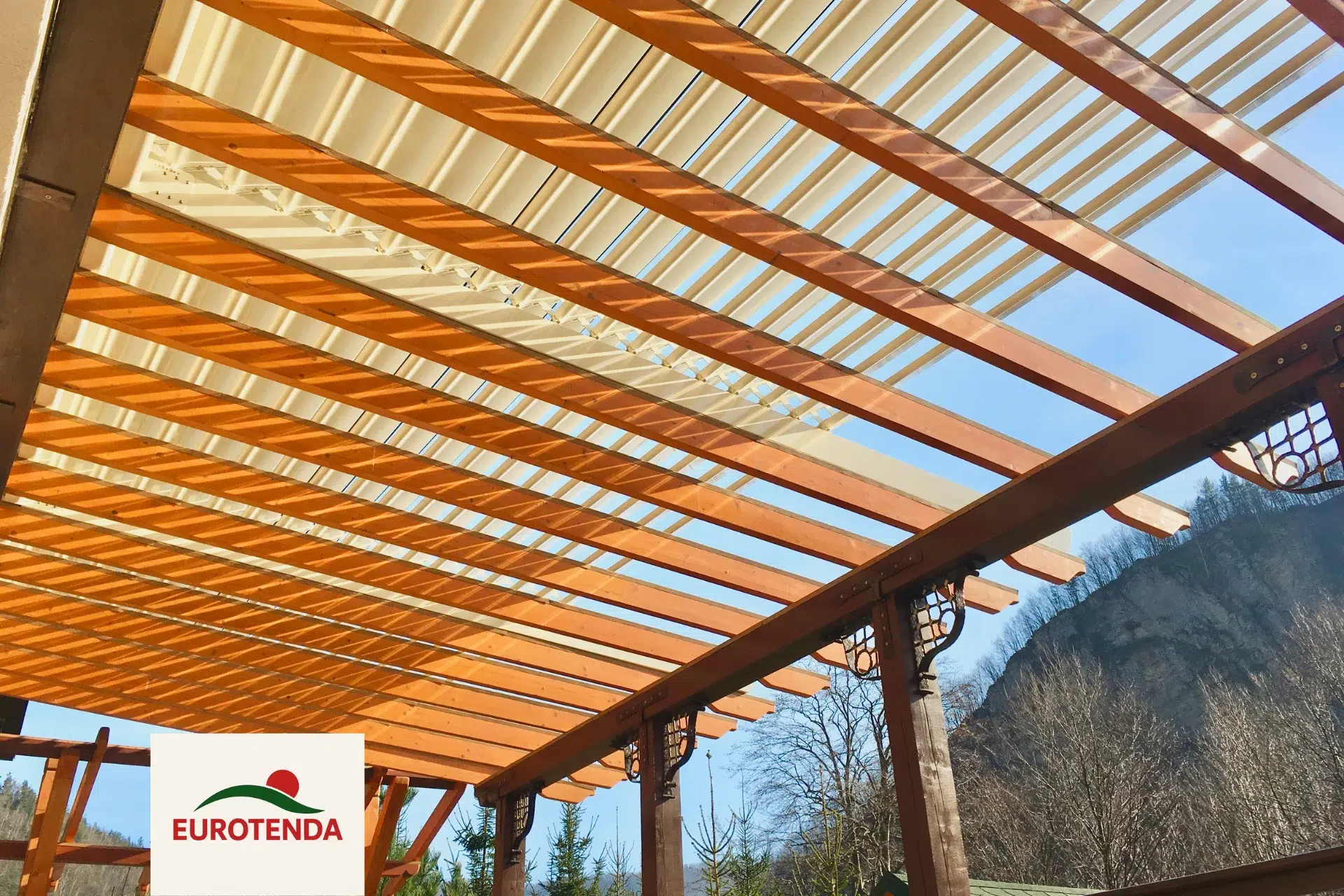 pergola persa montata pe structura din lemn