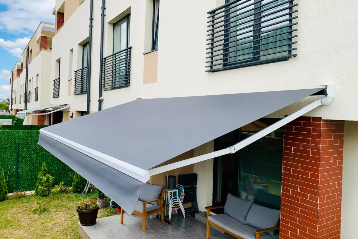 Model cu brațe retractabile