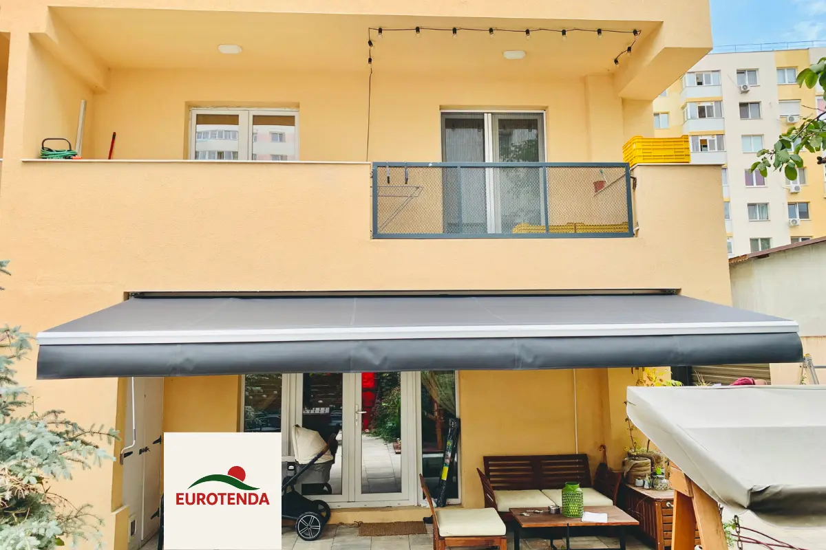 copertină retractabilă montată pe fațada casei pentru protecție solară