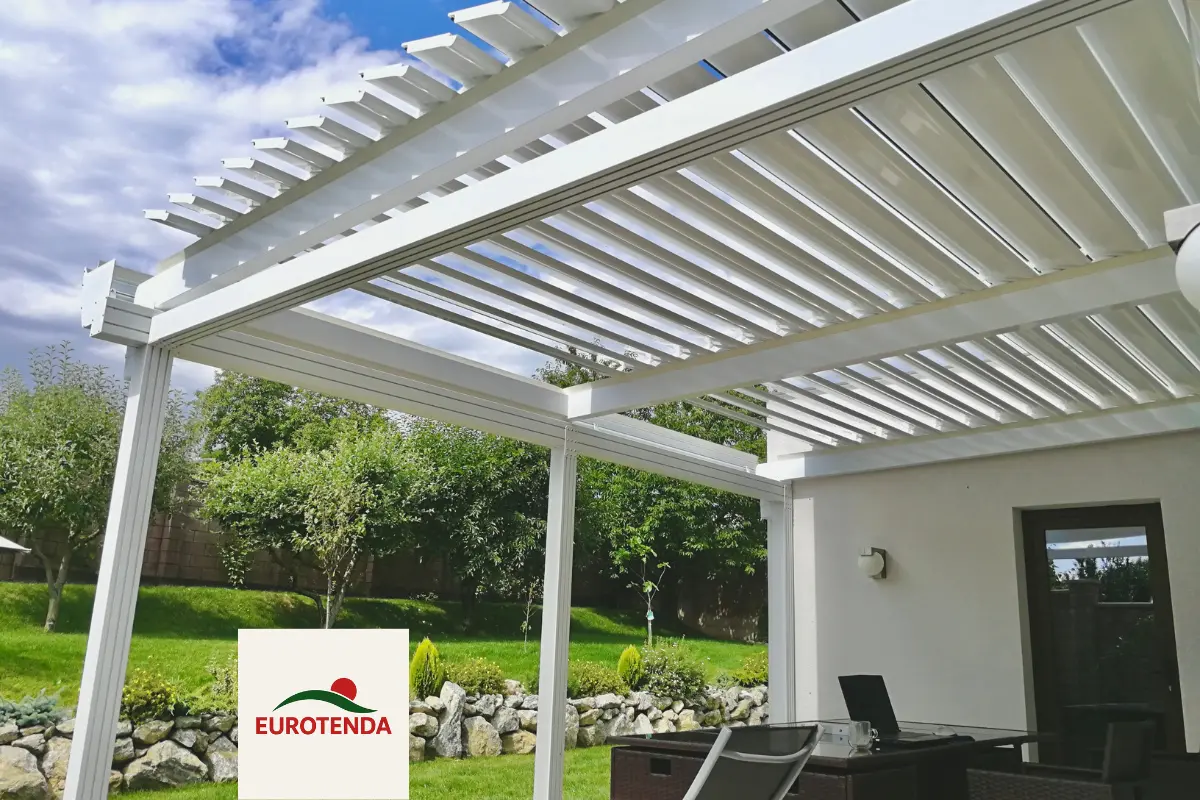 pergolă bioclimatică din aluminiu pentru acoperirea terasei
